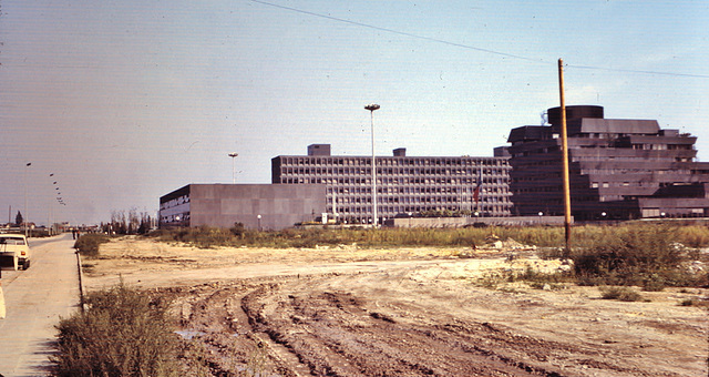 Bobigny (93) septembre 1972. La toute nouvelle (à l'époque!!!) préfecture de la Seine-Saint-Denis. (Diapositive numérisée).