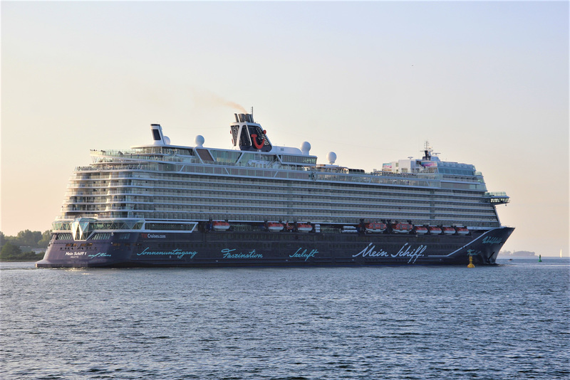 Mein Schiff 1  vor Heikendorf - Kieler Förde