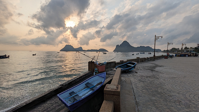 Deux barques dans un doux réveil à saveur thaïlandaise....