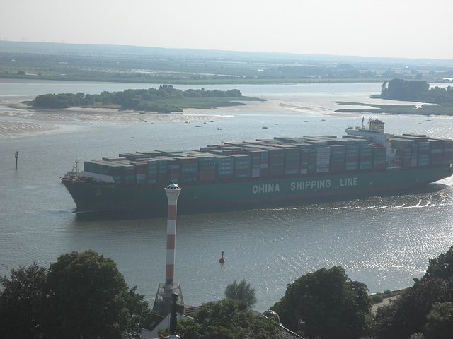 Containerschiff CSCL AMERICA vor Blankenese