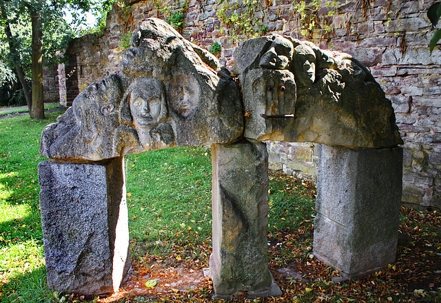 Trendelburg, Steinköpfe