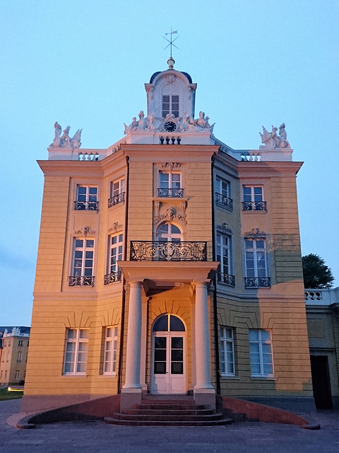 Schloss Karlsruhe, Seitenflügel