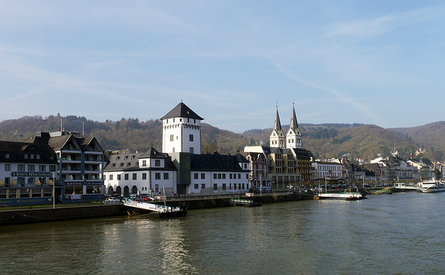 Die kurfürstliche Burg in Boppard(Museum) rechts Kirche St Severus