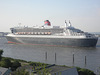 Die Queen passiert Blankenese