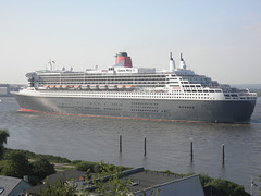 Die Queen passiert Blankenese Die Queen passiert Blankenese
