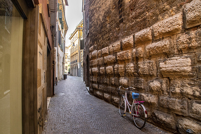 The oldie wall and the bike