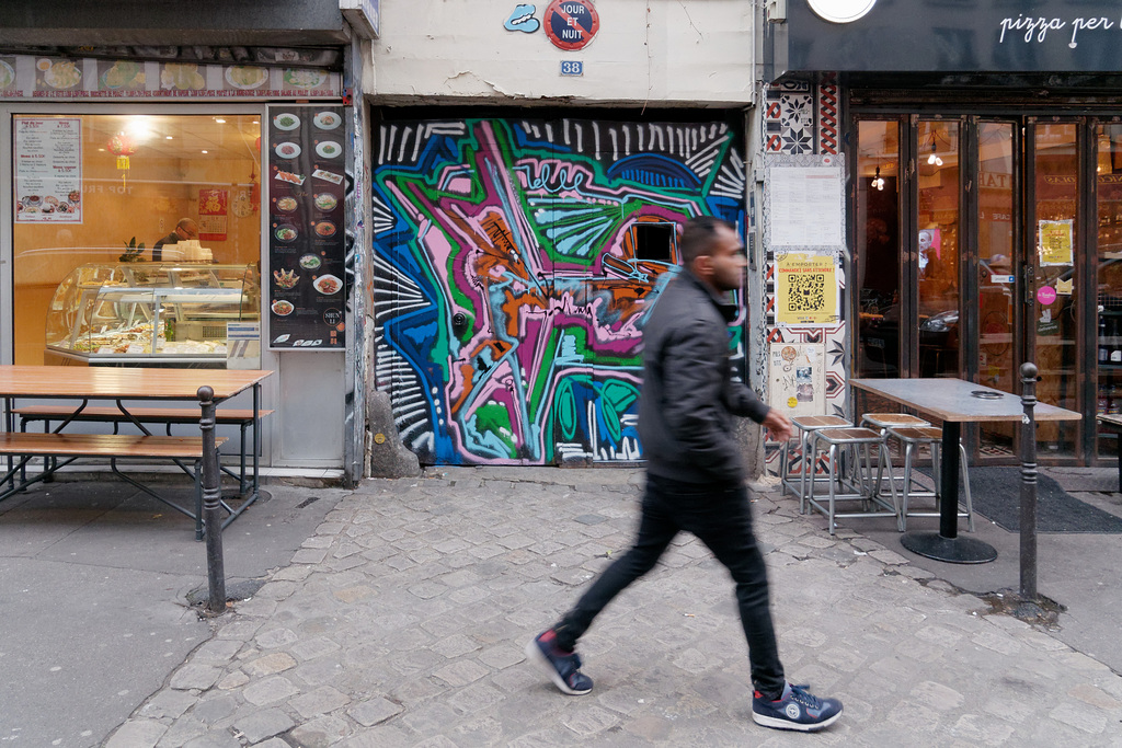Passant flou et graff net 2
