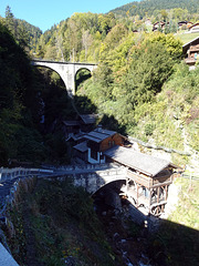 Die alten Mühlen an der Vièze de Morgins in Troistorrents. Darüber der Bahnviadukt der Bahnlinie Monthey- Champéry