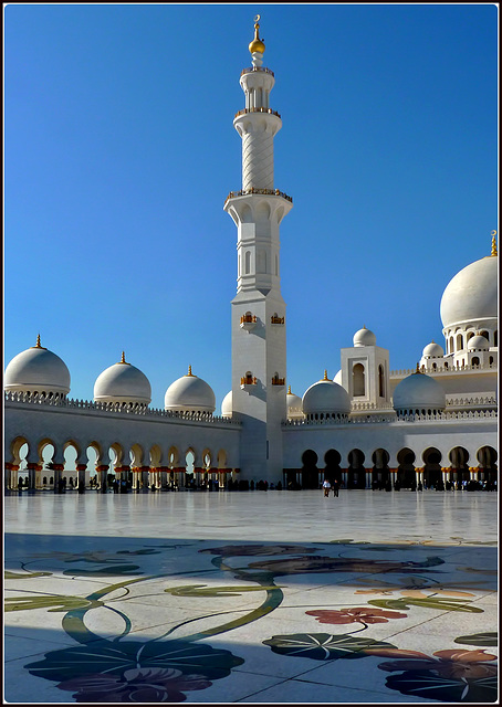 AbuDhabi : al mattino la luce del sole accarezza la moskea sul minareto di  sinistra