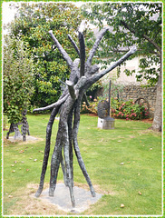 Expo de sculptures dans le jardin du Musée Manoli à La Richardais (35)