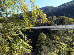 Die Hängebrücke bei Troistorrents über die Schlucht der Vièze