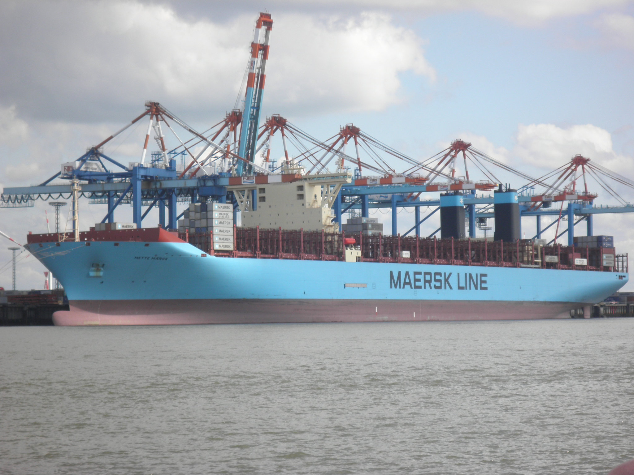 Der Gigant am Containerterminal