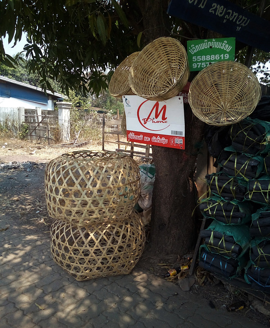 M Phone et paniers de type laotien  (Laos)