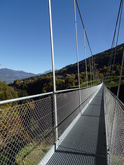 Auf der Hängebrücke bei Troistorrents über die Schlucht der Vièze