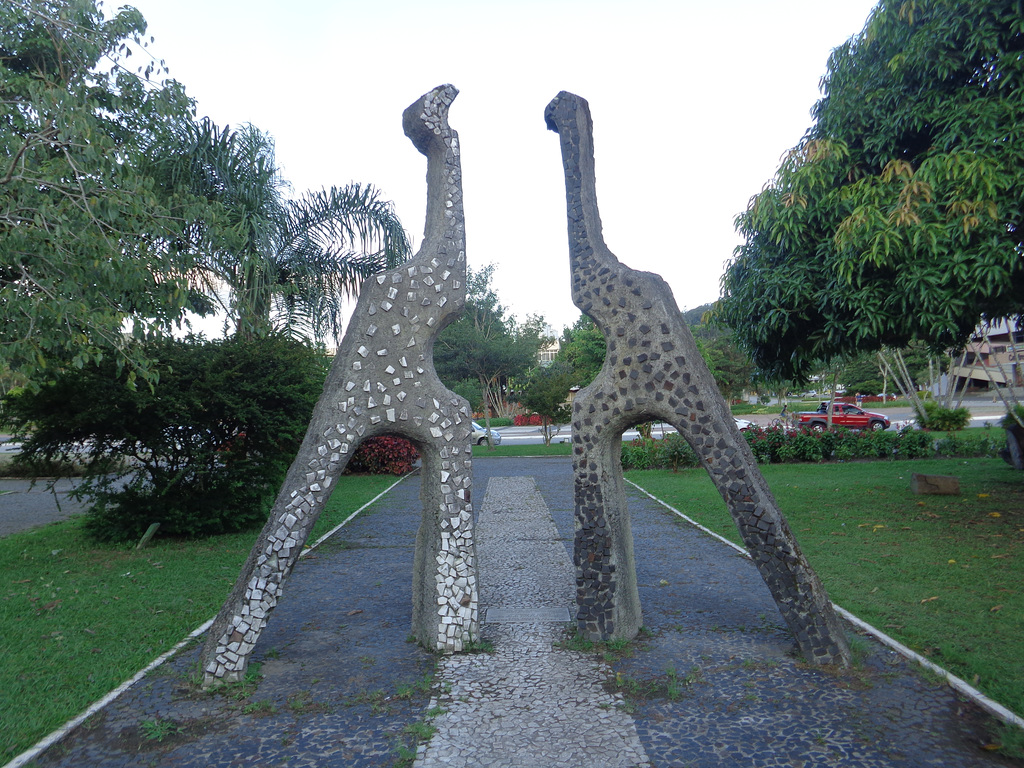 DSC06617 - escultura 'Un abrazo andinoamericano as pessoas unem', de Lautaro Labbé e alunos