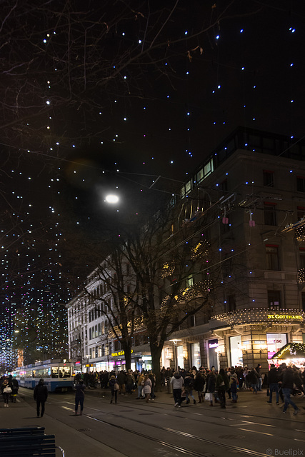 Bahnhofstrasse Zürich im Dezember (© Buelipix)