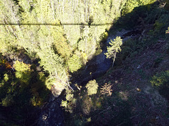 Blick sechzig Meter in die Tiefe in eine der Schluchten der Vièze