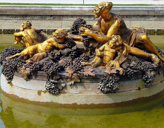 Avant restauration - Bassin des Saisons , cascade de grappes au bassin de Bacchus dit de l'automne .