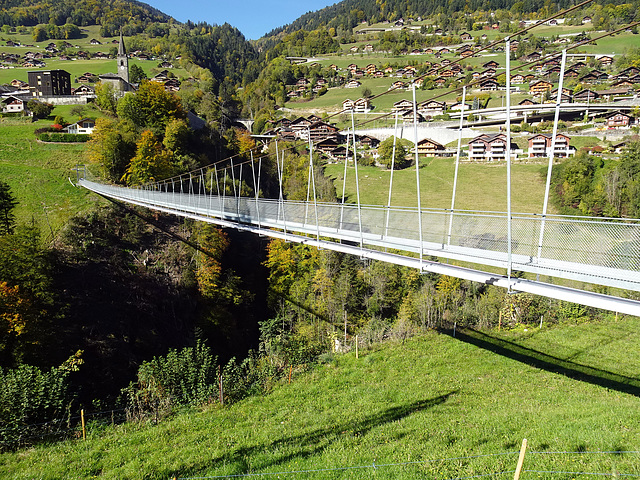 Die Ortschaft Toistorrents mit der Hängebrücke im Herbst 2021