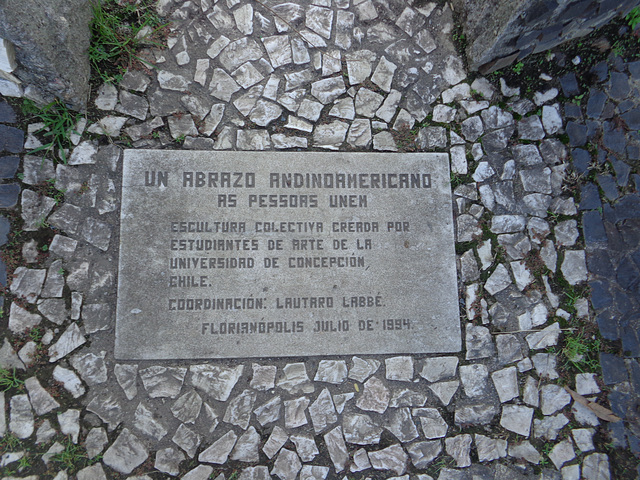 DSC06621 - escultura 'Un abrazo andinoamericano as pessoas unem', de Lautaro Labbé e alunos