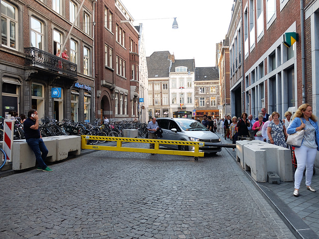 Sicherheitsabsperrung einer Zufahrtstraße in Maastricht anlässlich des André Rieu-Konzertes