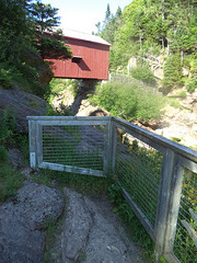 Clôture avec vue sur pont couvert / Fence and covered bridge