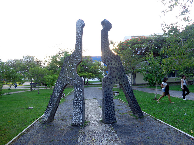 DSC06622 - escultura 'Un abrazo andinoamericano as pessoas unem', de Lautaro Labbé e alunos