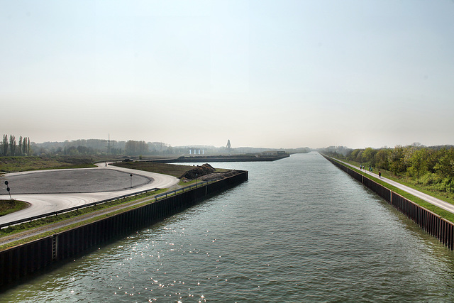 Datteln-Hamm-Kanal mit dem ehemaligen Zechenhafen Haus Aden (Bergkamen-Oberaden) / 9.04.2017