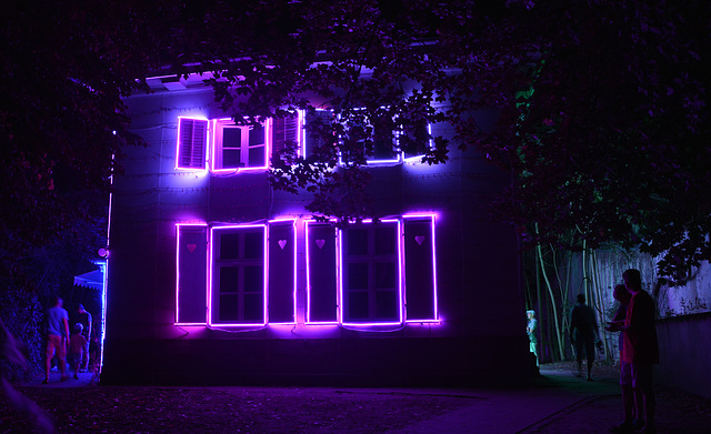 Lichtinstallation am Gartenhaus im Theaterpark