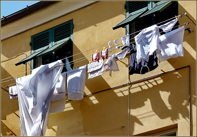 panni stesi a Boccadasse