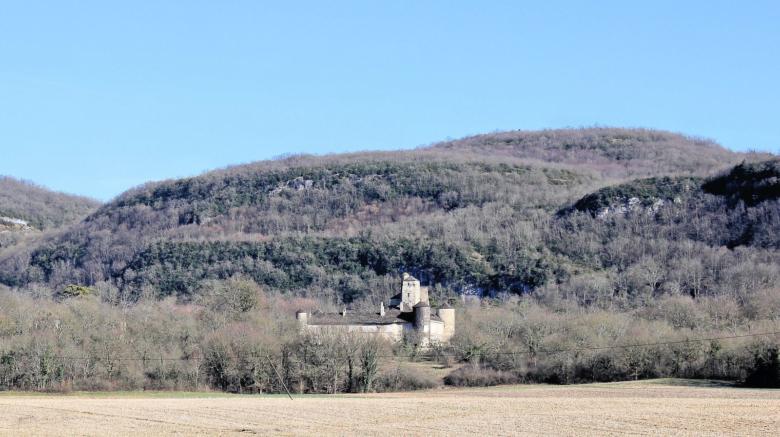 Verna (38) 23 février 2014. Le château et les collines de l'Isle-Crémieu.