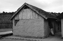 Wohnhaus mit Weidengeflecht und Lehmverputz
