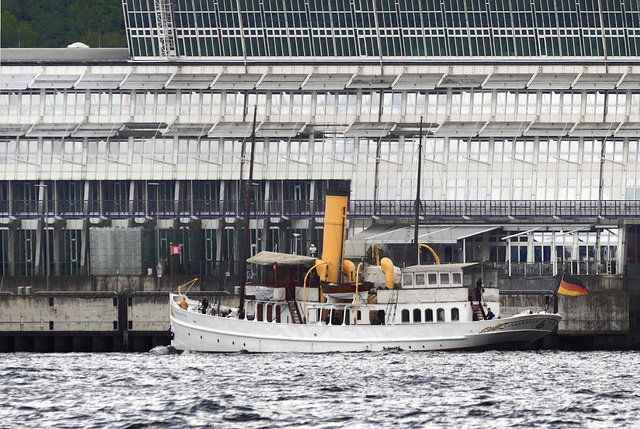 Dampfschiff Schaarhörn am Anleger Dockland (2xPiP)
