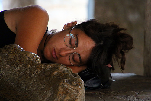 Une autre photo de la Belle au bois dormant . Afin de respecter sa vie privée , ma demande d'autorisation de la photographier a été faite avec la langue des signes pour ne pas la réveiller .