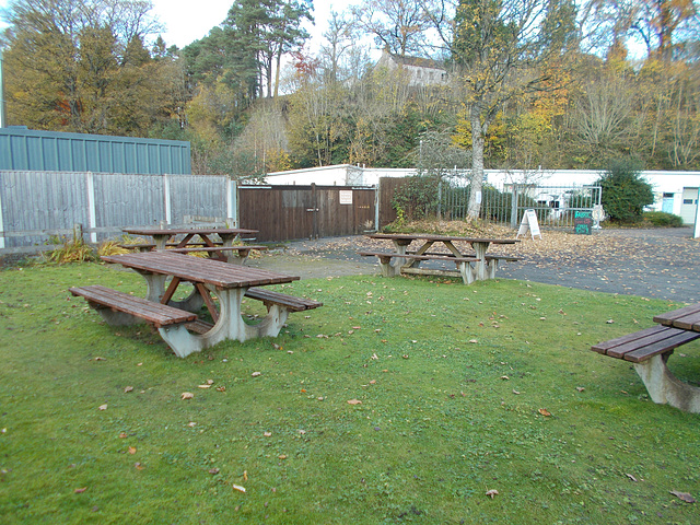 STR - Picnic tables