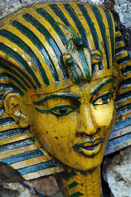 L'authentique masque funéraire de Toutânkhamon , les autres ne sont que des copies de mauvais goût , y compris au musée du Caire .