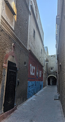 Tag de façade dans une ruelle étroite Tag de façade dans une ruelle étroite