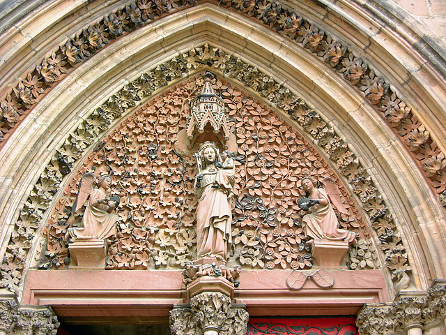 Maria über dem Eingang der Elisabeth-Kirche in Marburg.