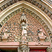 Maria über dem Eingang der Elisabeth-Kirche in Marburg.