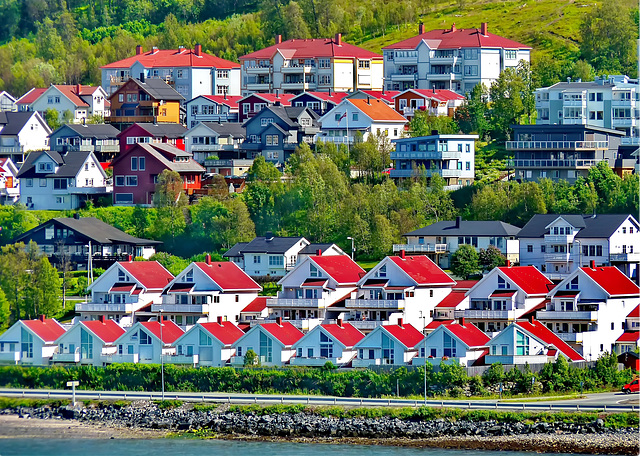 #3 - Paolo Tanino - foton.1 di Paolo Tanino le case nel fiordo di Tromso - 6̊ 4points