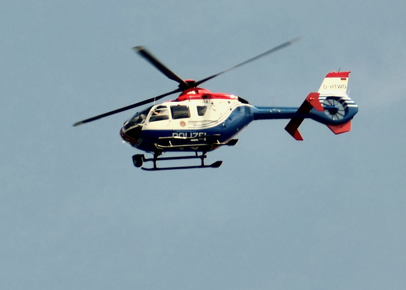 Ein Hubschrauber dreht seine Runden