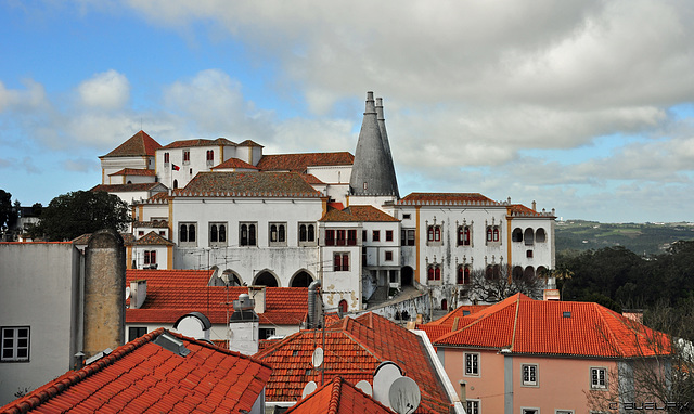 über den Dächern von Sintra - Blick zum Palácio Nacional de Sintra bzw. Palácio da Vila (© Buelipix)