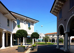 IT - Mantua - Shopping Center