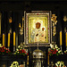 La Virgen negra  de Czestochowa está pintada en un bello Retablo o Icono, posee varios vestidos de oro, brocados, piedras preciosas que le van cambiando para cada ocasión, "vistiendo" el retablo solo en la dimensión frontal.