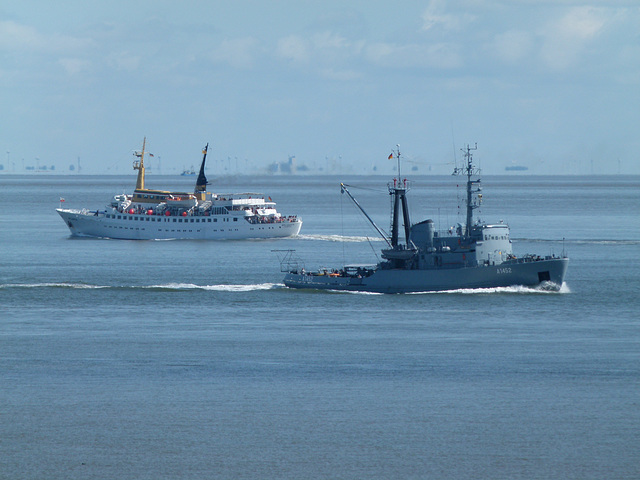 „Atlantis“ und „Spiekeroog“ auf der Elbe