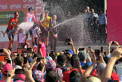 GIRO D’ITALIA 2019 VINCITORE – A vincere un’avvincente edizione numero 102 del Giro d’Italia è Richard Carapaz, il ciclista ecuadoregno che ha sorpreso tutti trionfando per la prima volta in questa gara a 26 anni.