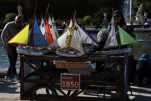 Maman les p'tits bateaux qui vont sur l'eau ont-ils des jambes , mais non mon gros bêta s'ils en avaient ils marcheraient .