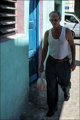 Homme au sac plastique.