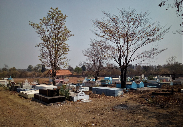 Laotian cemetery / Cimetière laotien