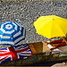 Spiaggia, lettino in cemento, ombrelloni...e bandiera !